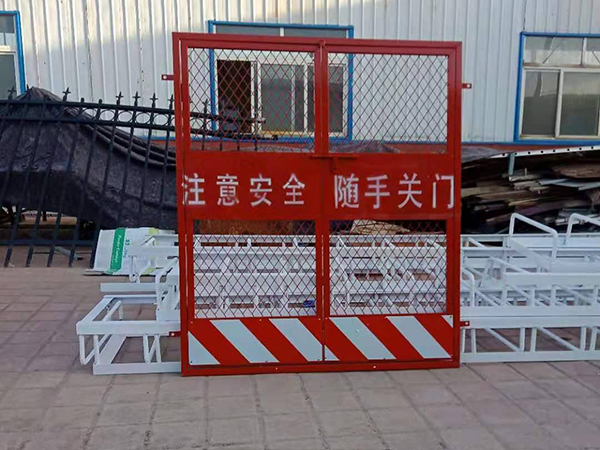 云南電梯防護(hù)門(mén)