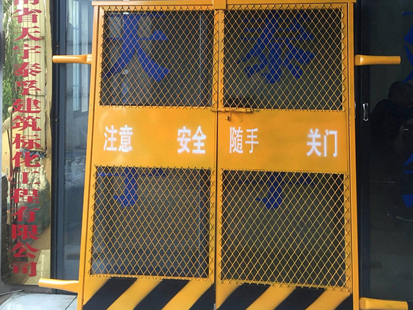 云南電梯防護(hù)門(mén)圖片2